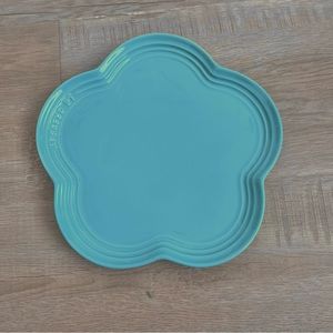 ONE Le Creuset Large Flower Plate 23 cm Turquoise‎ Blue NWT